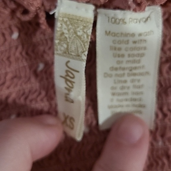 Japna  Very fun and flirty ruffled top with cinching‎ fabric - Picture 3 of 3